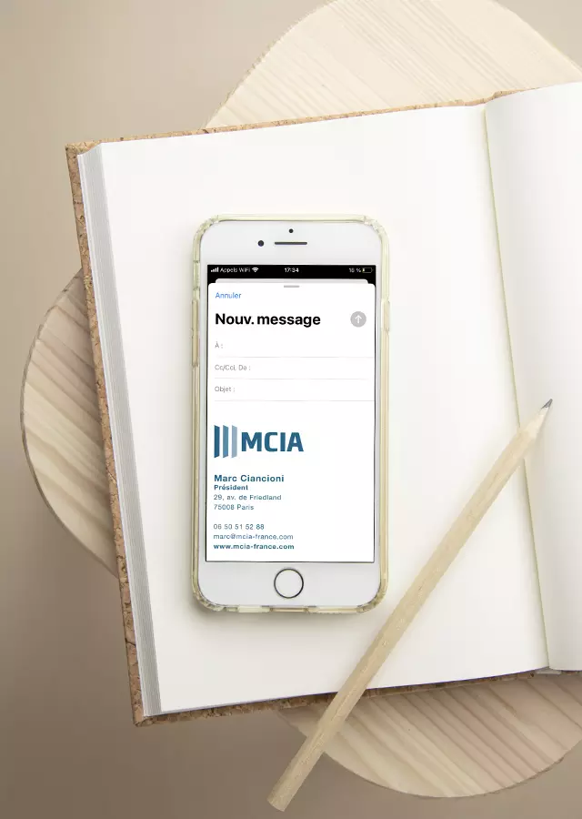 Mise en situation d'un iphone pour montrer la signature mail MCIA